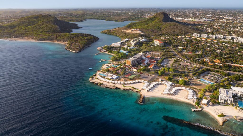 Curazao encanta con sus playas de aguas calmas y su ambiente relajado.