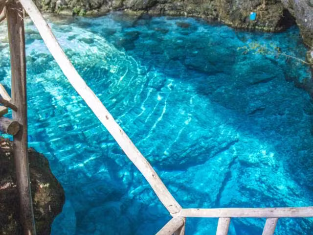Vista aérea de la laguna Hoyo Azul dentro de Scape Park.