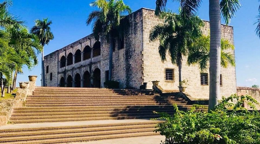 Fachada del Alcázar de Colón en Santo Domingo.