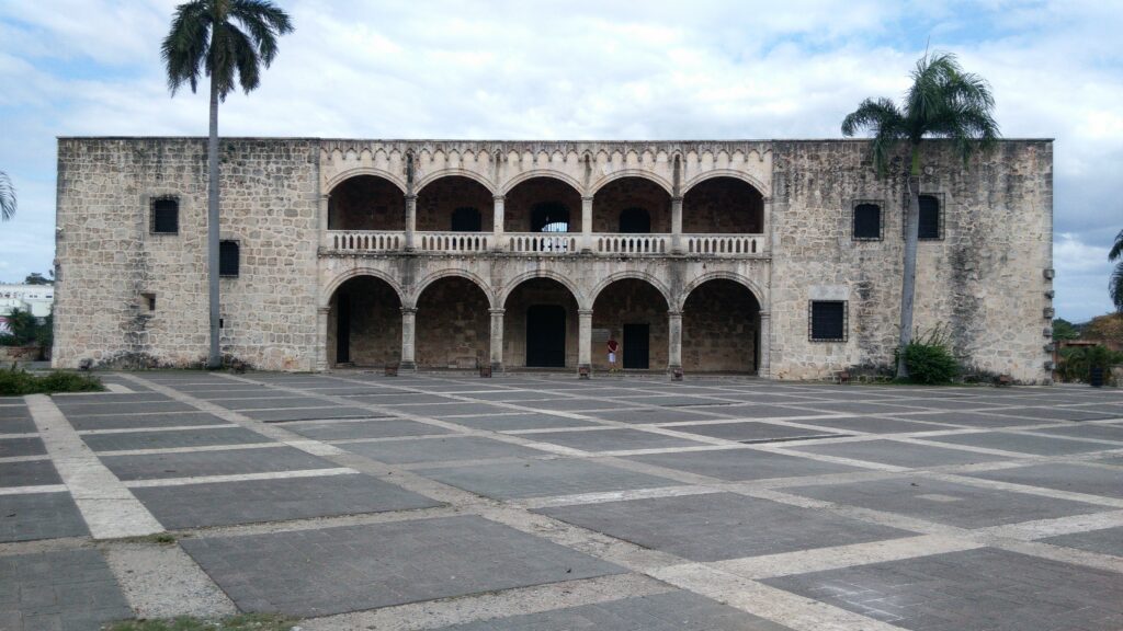 Catedral Primada de América con arquitectura colonial en Santo Domingo.