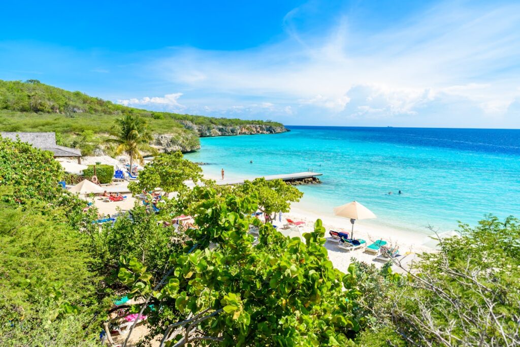 Curazao encanta con sus playas de aguas calmas y su ambiente relajado.