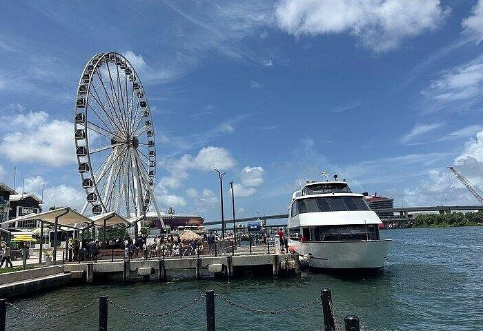 Experience Miami from land and sea in one unforgettable day! This 5–6 hour combo tour blends vibrant city culture with stunning waterfront views—ideal for first-time visitors and seasoned explorers alike.