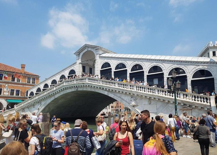 Exploring the oldest and most beautiful villages in Italy, the most historic, most beautiful cities of art and Renaissance. The traditions of the peoples, delicious wine tasting and tasting of typical products in the different regions. Includes hotels, entrance fees to attractions and official tour guide.