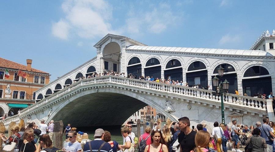 Exploring the oldest and most beautiful villages in Italy, the most historic, most beautiful cities of art and Renaissance. The traditions of the peoples, delicious wine tasting and tasting of typical products in the different regions. Includes hotels, entrance fees to attractions and official tour guide.