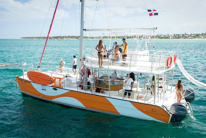 Persona practicando snorkel en aguas caribeñas de Punta Cana.